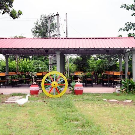 Rejoice Hotel Vadodara Buitenkant foto