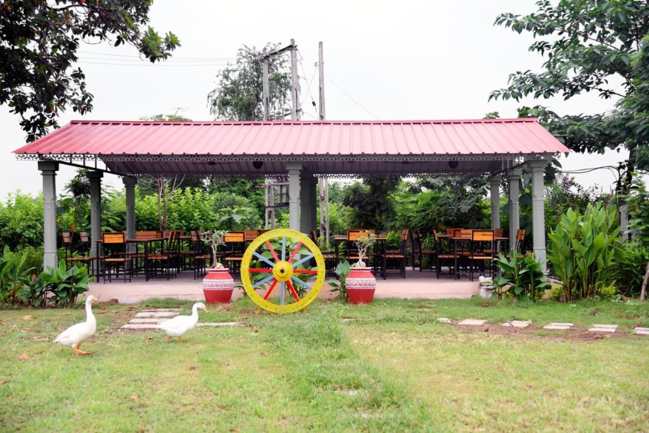 Rejoice Hotel Vadodara Buitenkant foto